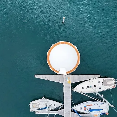 Anthenea Hoteliere Flottante Πλωτό κατάλυμα *