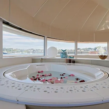 Anthenea Hoteliere Flottante *
